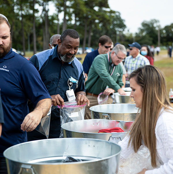 Gulfstream volunteers voluneer at a United Way event in Savannah, Georgia.